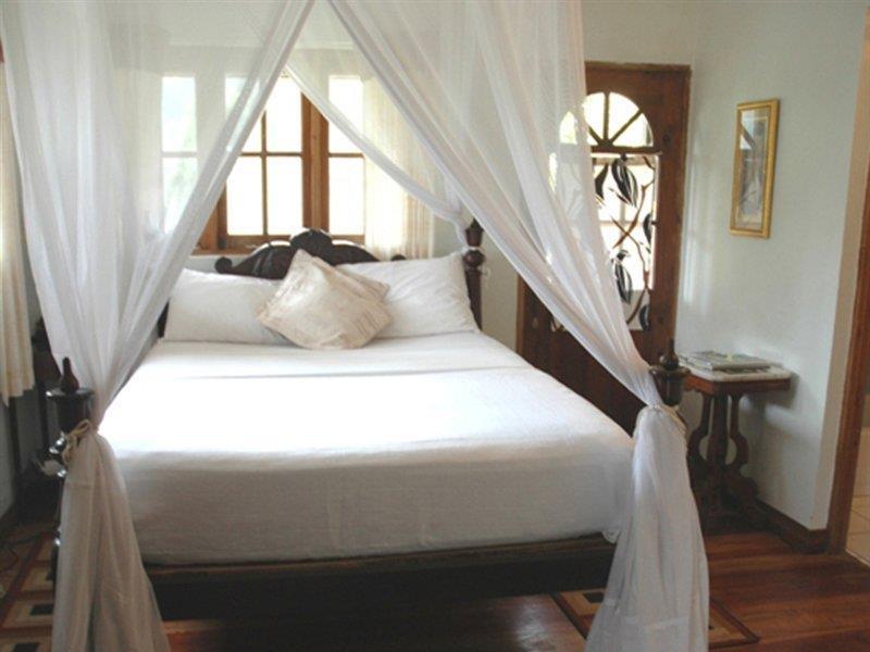 Forres Park Hotel Кингстон Экстерьер фото